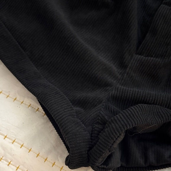 Halara Women's Black Corduroy Shorts - size small - NWT - Picture 4 of 8